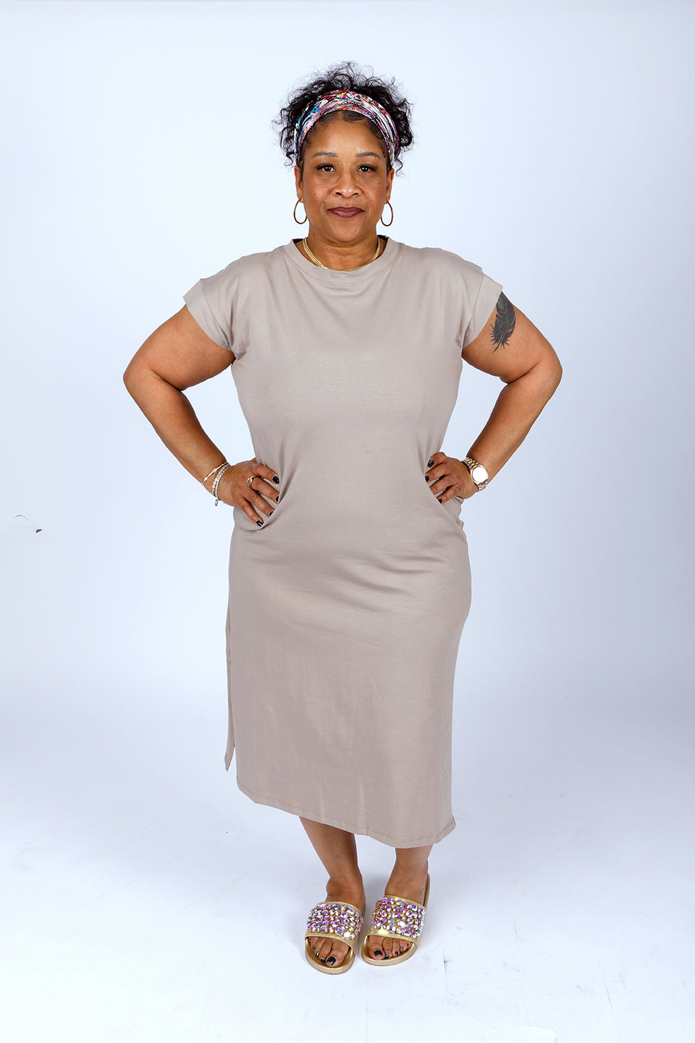 PLUS SIZE ROUND NECK SHORT SLEEVE MIDI DRESS W/ SLITS| ASH MOCHA