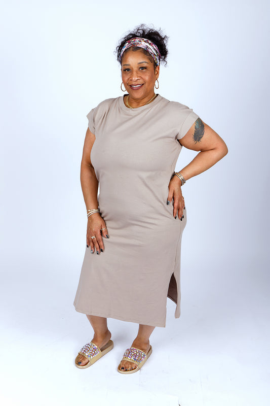 PLUS SIZE ROUND NECK SHORT SLEEVE MIDI DRESS W/ SLITS| ASH MOCHA