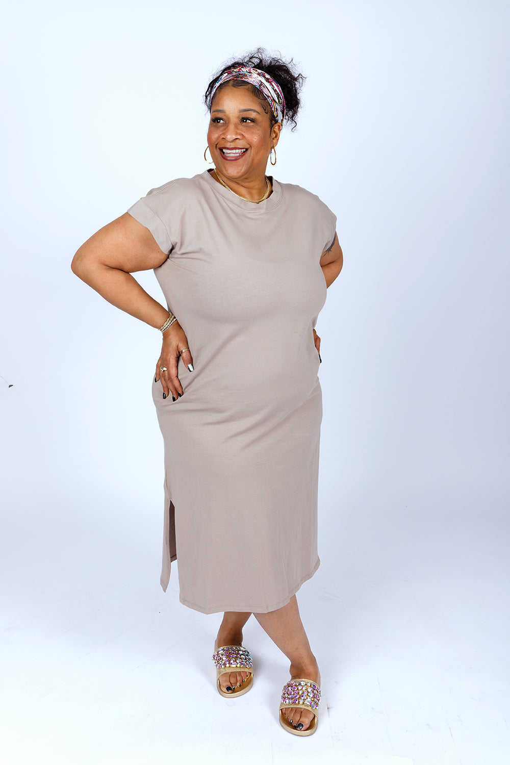 PLUS SIZE ROUND NECK SHORT SLEEVE MIDI DRESS W/ SLITS| ASH MOCHA